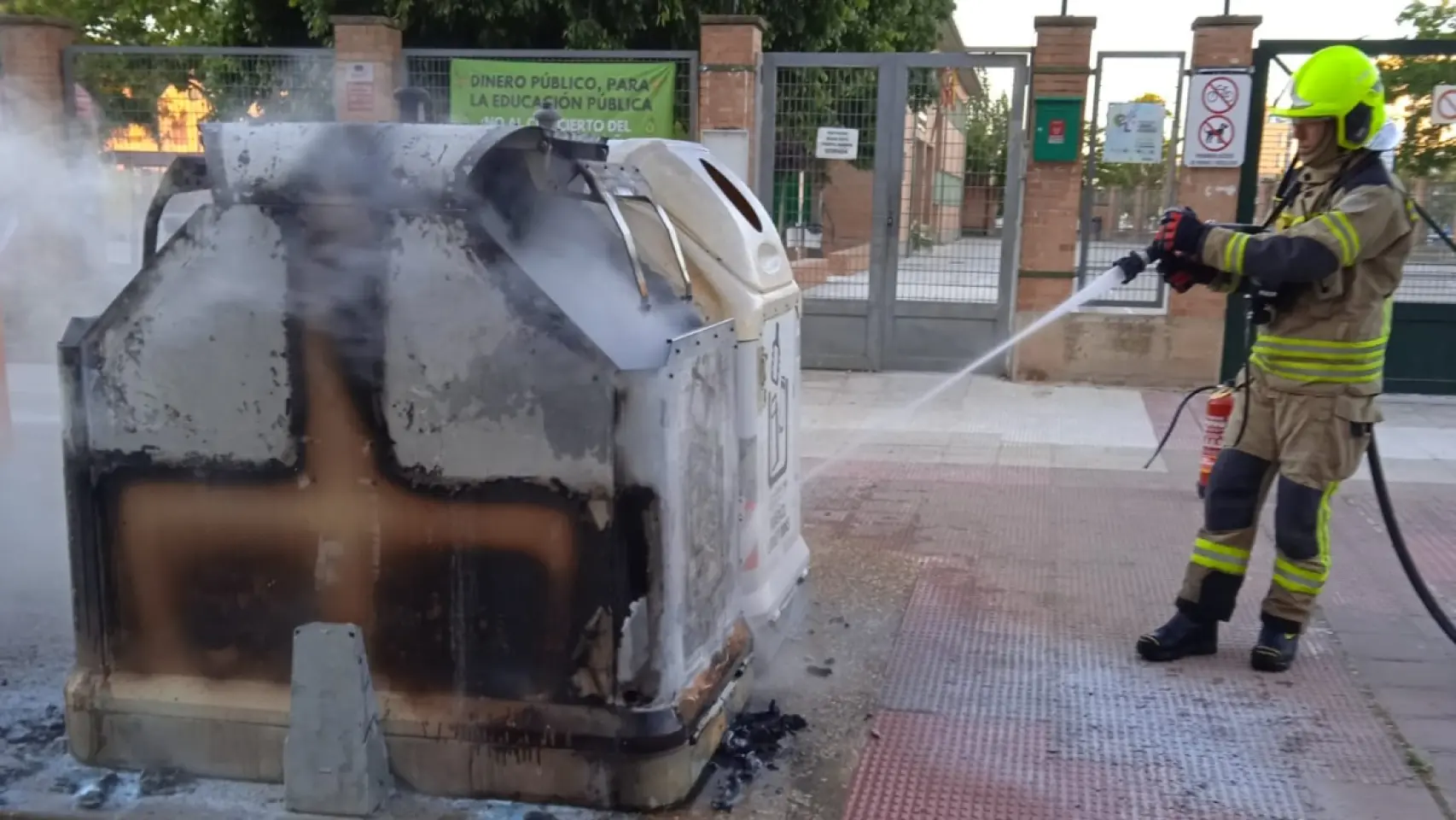 Nueve contenedores calcinados en Huesca en menos de una hora: los bomberos sofocan varios incendios simultáneos en la madrugada