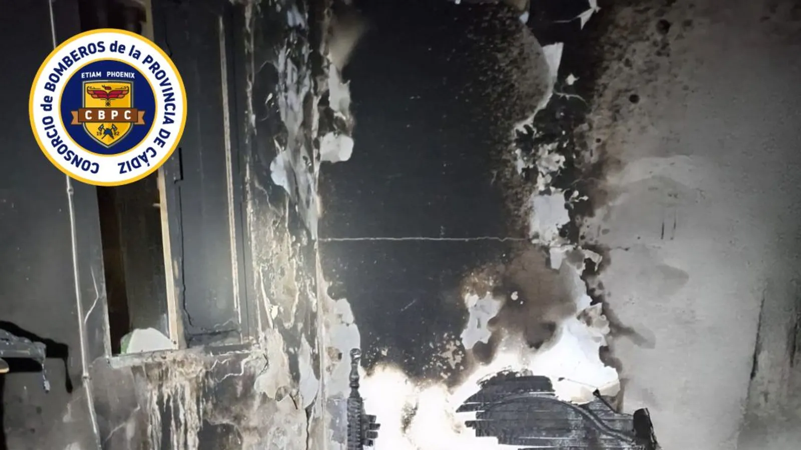 Incendio en una vivienda de Chiclana deja dos personas hospitalizadas tras una madrugada de máxima tensión en la calle Dalia