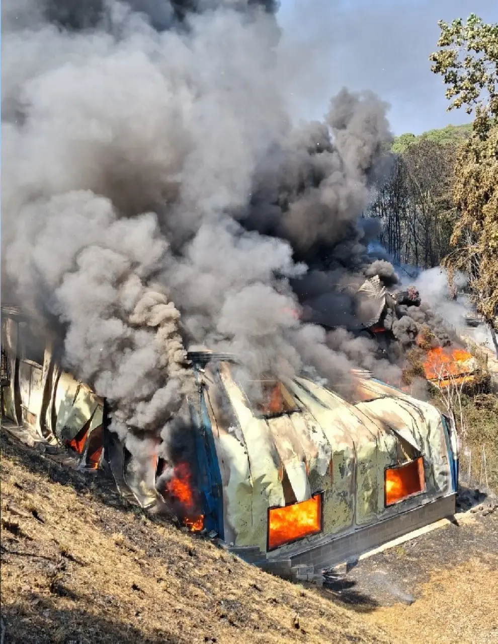 Confinamiento en Òrrius por el incendio en una nave industrial que provocó una gran nube de humo