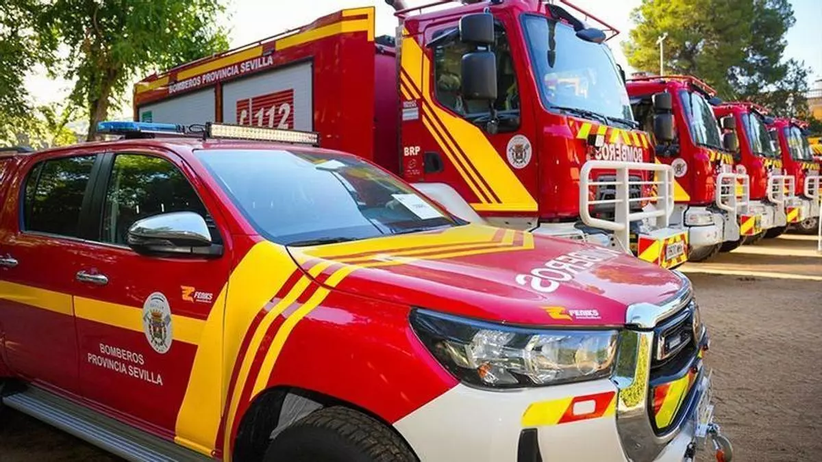 Grave incendio industrial deja tres naves afectadas en Alcalá de Guadaíra durante la madrugada