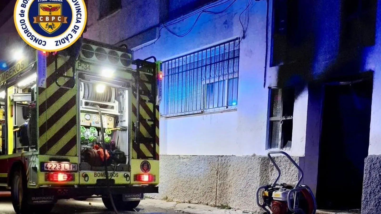 Incendio en un bloque residencial de Conil obliga a desalojar ocho viviendas y deja varios afectados por humo