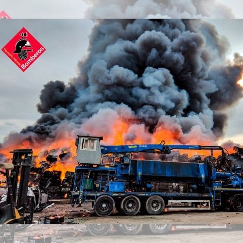 Arde una nave de desguace en Alicante y moviliza a los servicios de emergencia