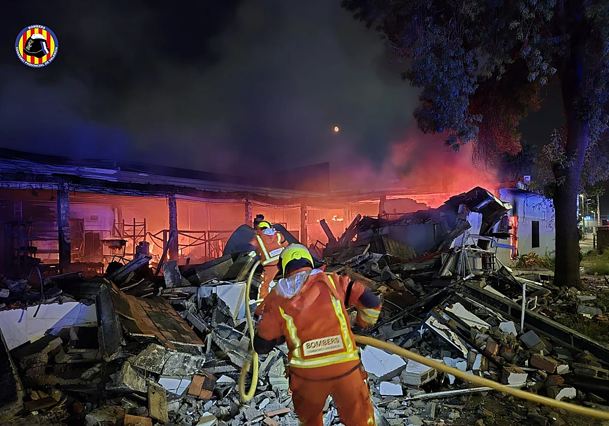 Madrugada de fuego en Algemesí: las llamas devoran una nave industrial