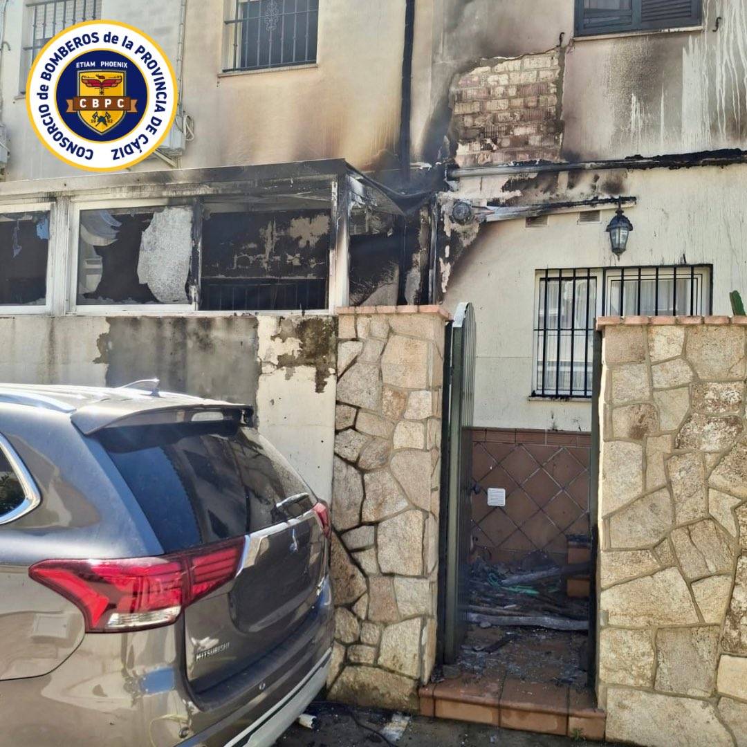 Arde un coche eléctrico mientras cargaba en el patio de una vivienda de Jerez y provoca importantes daños en la casa