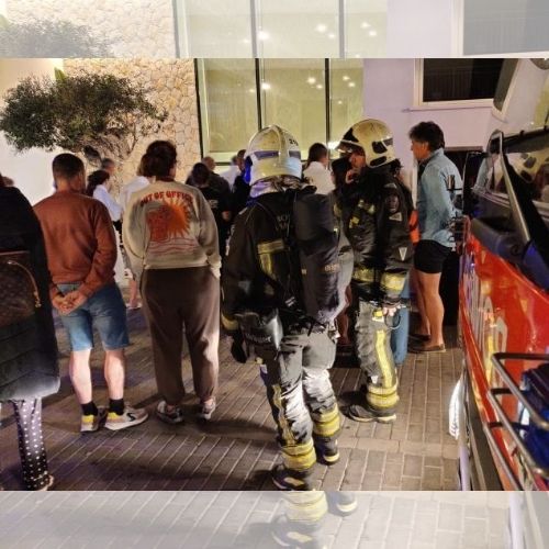 Un incendio obliga a evacuar a más de 100 huéspedes de un hotel en S’Illot