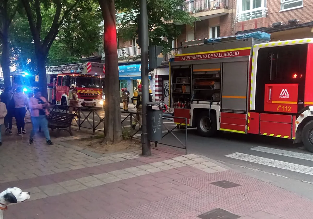 Incendio en una vivienda de la calle Huelgas moviliza a catorce bomberos tras originarse en un horno doméstic