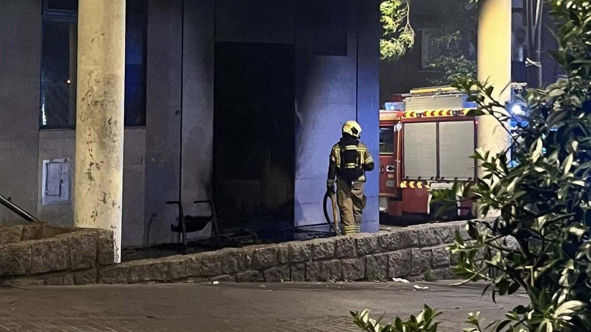 Incendio nocturno en el antiguo banco de la Calle Mayor de Alcorcón alarma a los vecinos