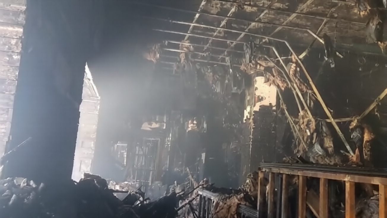 Las ventanas rotas y la estructura de madera agravaron el incendio que afectó al hotel de Málaga
