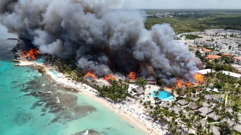 Tragedia en un exclusivo resort de República Dominicana: una víctima mortal y 1.700 evacuados tras un devastador incendio