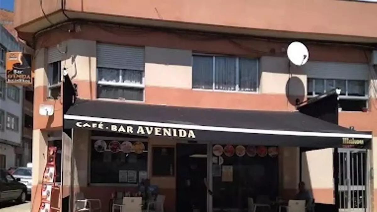 Susto en el Bar Avenida de Melide tras incendiarse una freidora en la cocina