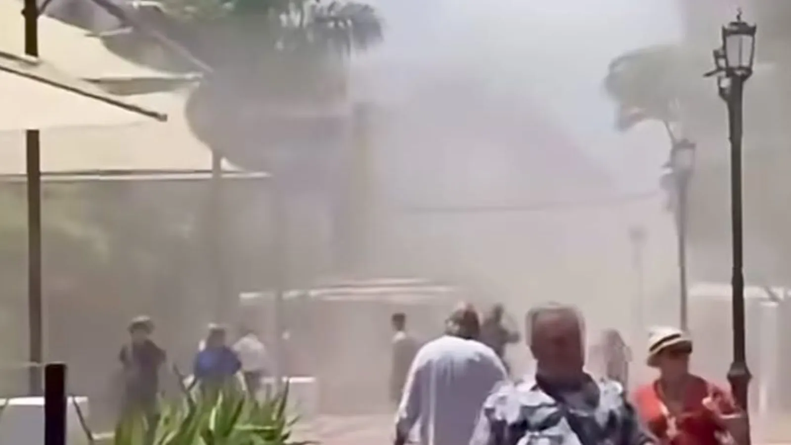 Gran humareda en un restaurante de Fuengirola tras incendiarse una freidora en plena hora de servicio