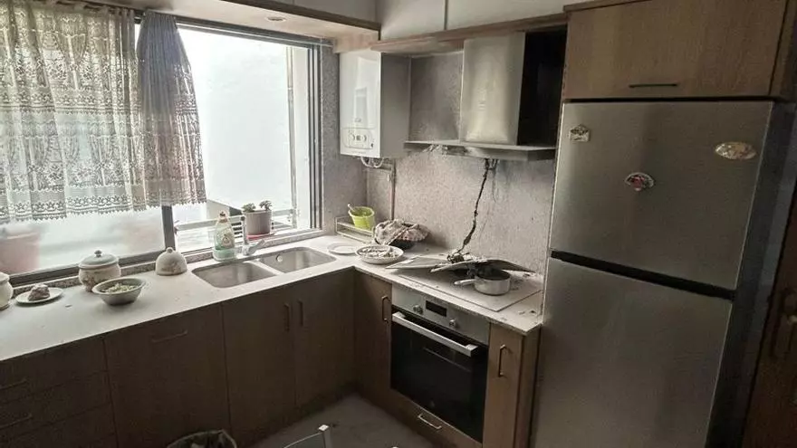 Un vecino sofoca un incendio en una vivienda de Lalín tras originarse el fuego en la campana extractora de una cocina