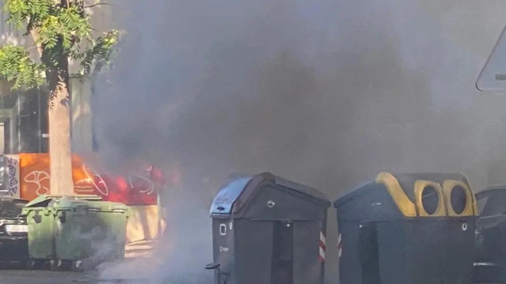 Una densa columna de humo alarma al centro de Zaragoza tras el incendio de un contenedor