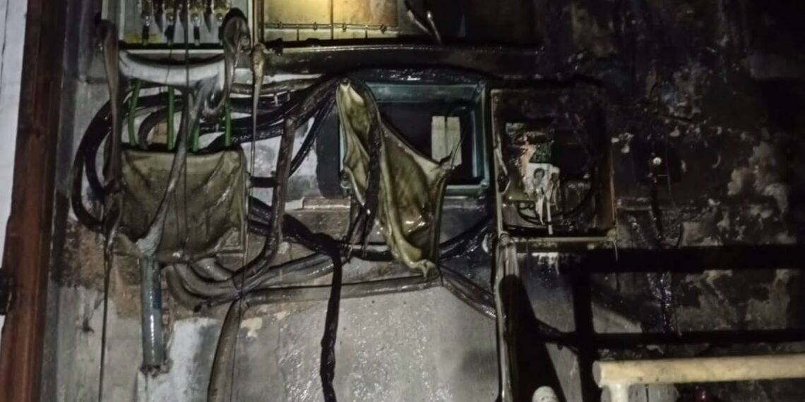 Intervención urgente en un edificio de Valencia tras un incendio en el cuarto de contadores