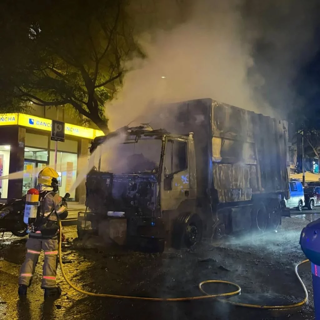 Se incendia un camión de recogida de residuos en L’Hospitalet: el fuego afecta contenedores y vehículos