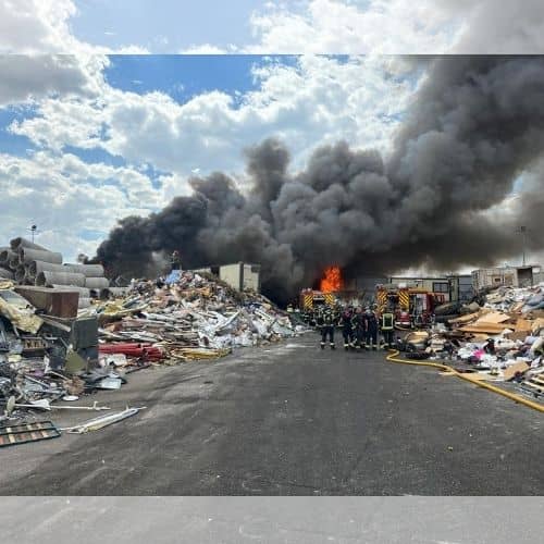 Arde una nave de chatarra en Vicálvaro y genera una impresionante columna de humo sobre Madrid