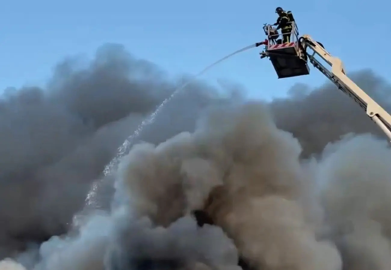Incendio en nave de trasteros en Villaverde: actuación de emergencia y control progresivo del fuego