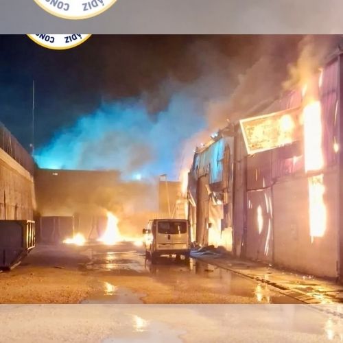 Los bomberos logran controlar el incendio que arrasó 13 naves industriales en Algeciras