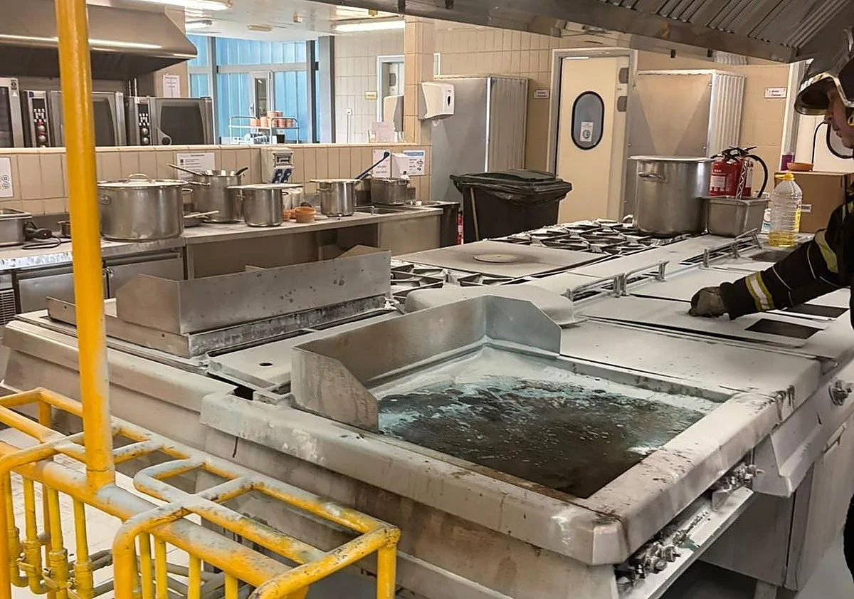 La cocina del Hospital Valdecilla queda fuera de servicio tras un incendio que obligó a reorganizar más de 600 menús diarios