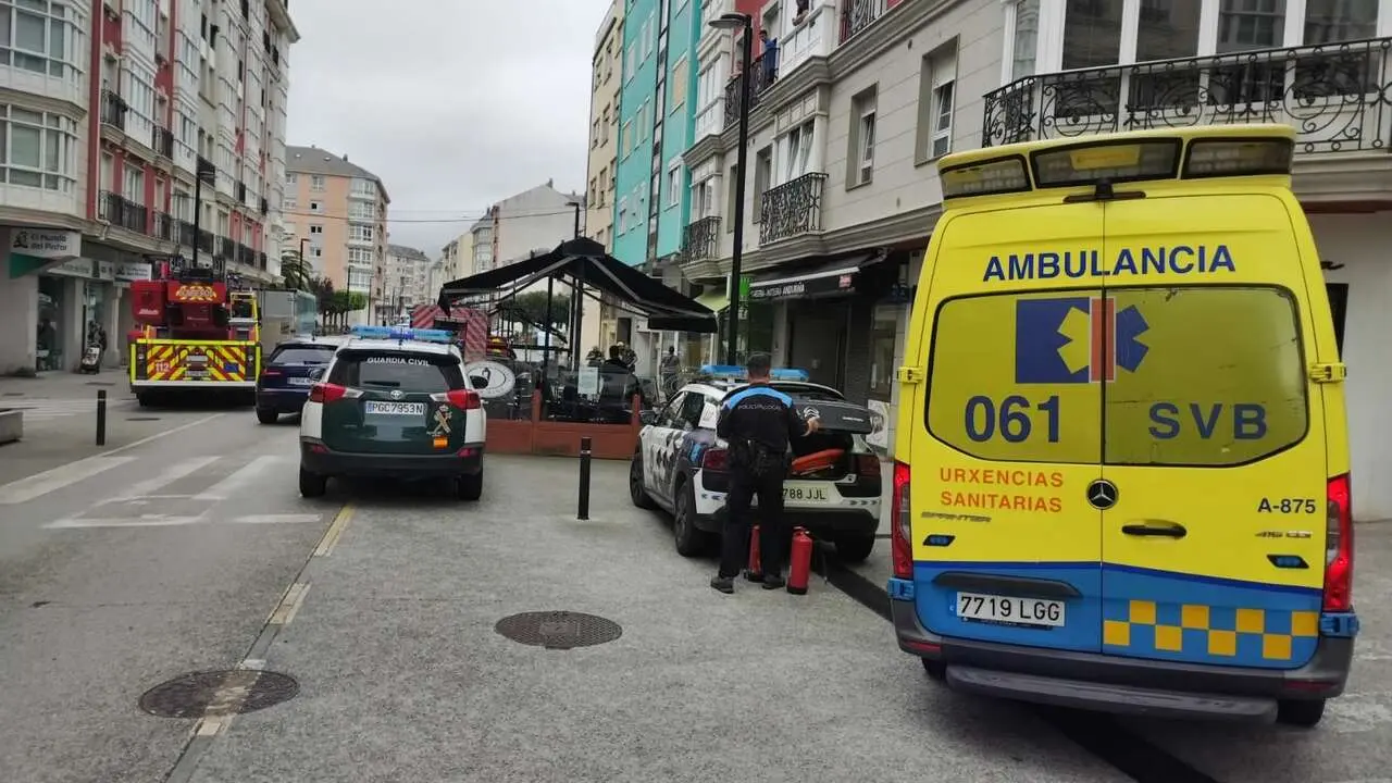 Un incendio en una campana extractora provoca graves daños en una cocina de una vivienda en Foz