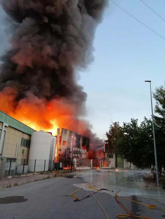 Incendio en una nave industrial de Cehegín