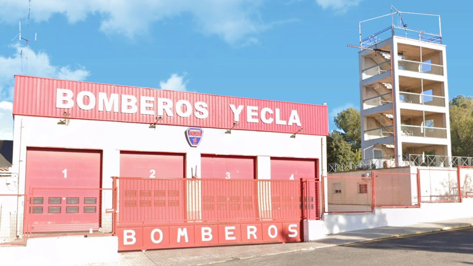 Una madrugada marcada por el humo y las llamas en una nave industrial de Yecla