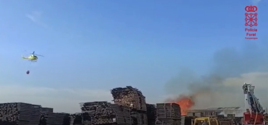 Devastador fuego reduce a cenizas una emblemática tonelería en el polígono La Moyuela