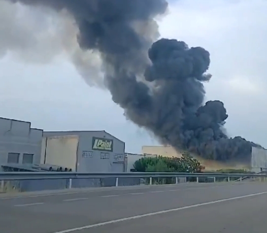 Un incendio en una nave industrial de Vilamalla obliga a cortar la N-II y activa la prealerta del PROCICAT