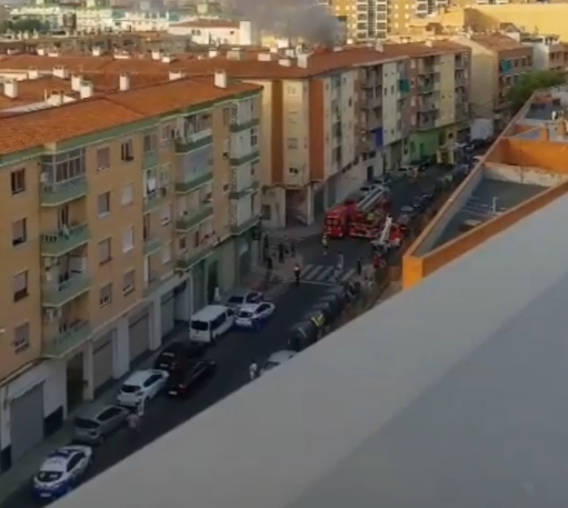 Un incendio en la calle Alejandro Oliván del barrio Oliver de Zaragoza moviliza a los bomberos y deja tres pisos afectados sin registrar heridos