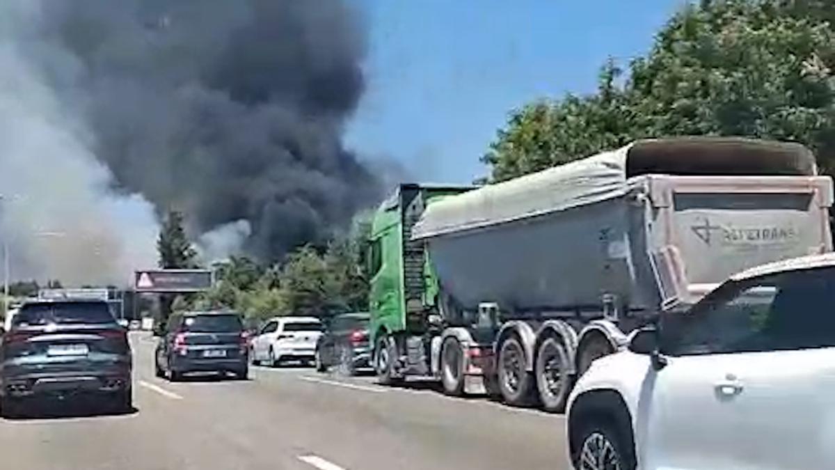 Incendio en una nave industrial de Argentona: el fuego obliga a cortar la C-32 y moviliza a los Bombers