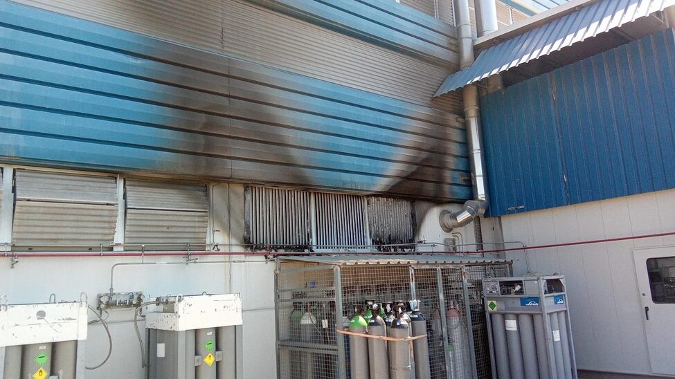 Evacuación preventiva en la Universidad Politécnica de Valencia tras un fuego controlado en una sala de ensayos