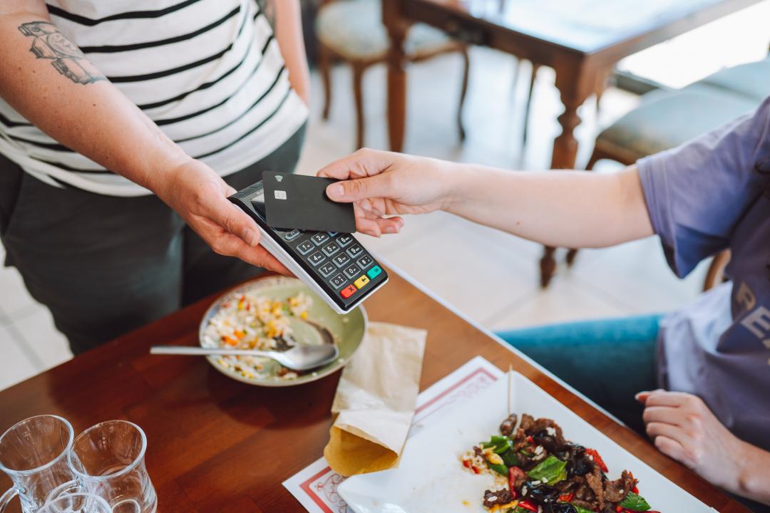 Una reseña que abrió el debate: cuando una emergencia en un restaurante pone a prueba la empatía de los clientes