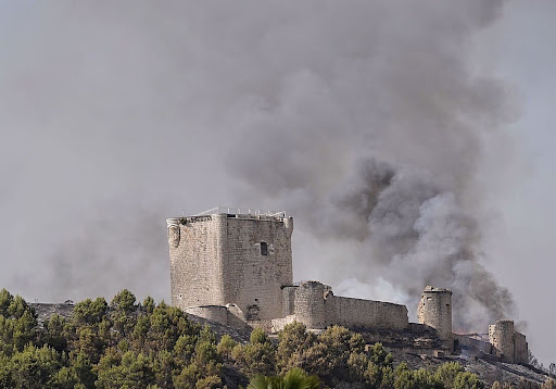 Incendio junto al castillo de Íscar: preocupación por un fuego que puso en alerta a toda la localidad