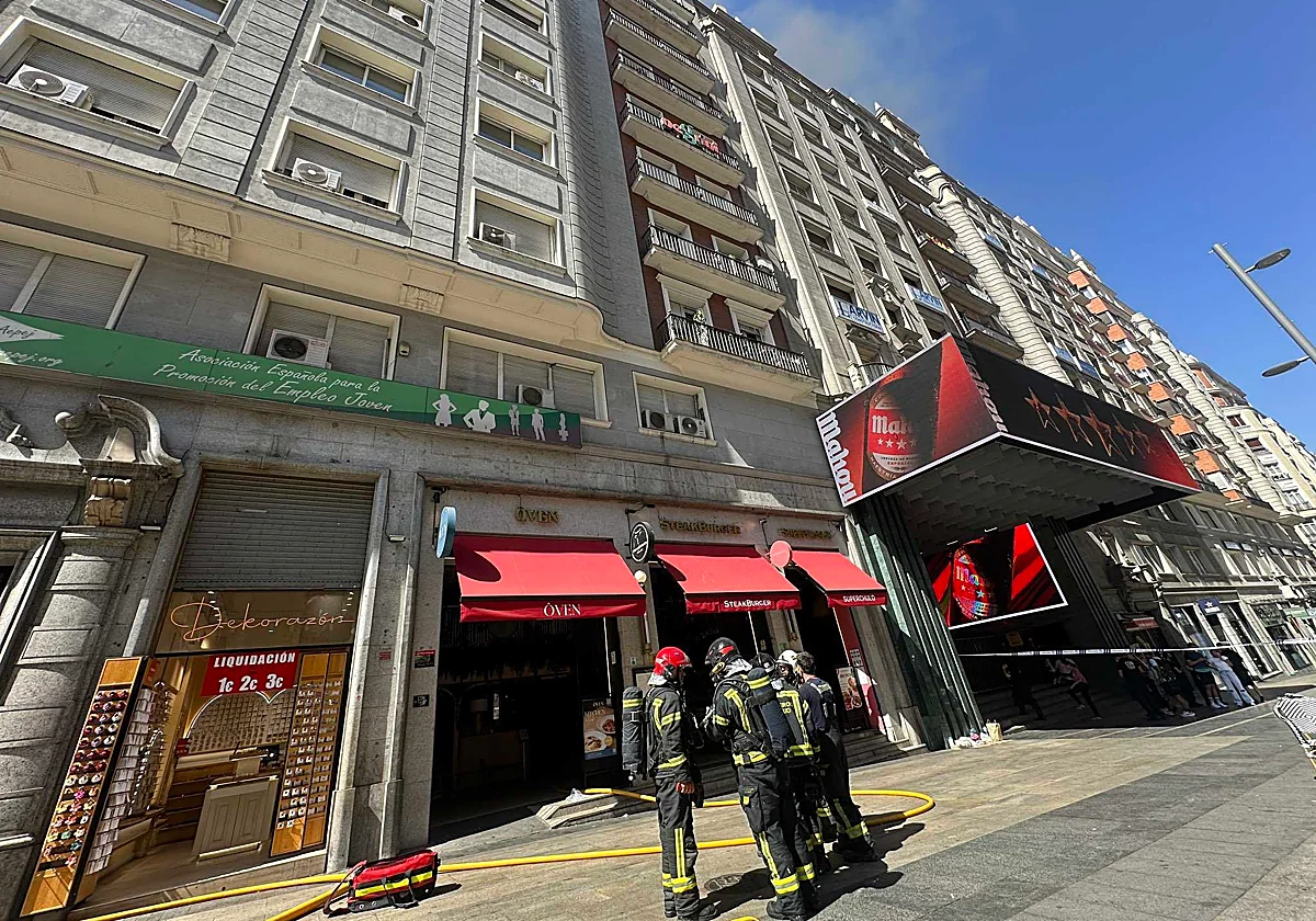 Cortada la Gran Vía por un incendio en la cocina de un restaurante