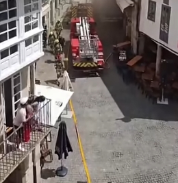Evacuado de urgencia un restaurante en el centro de Lugo tras un incendio en la parrilla. El fuego comenzó en la cocina