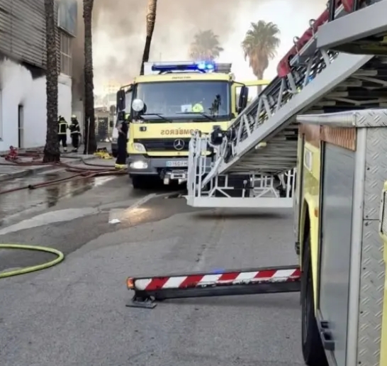 Arde una nave con 200 motos en Jerez de la Frontera y exige siete horas de trabajo a los bomberos