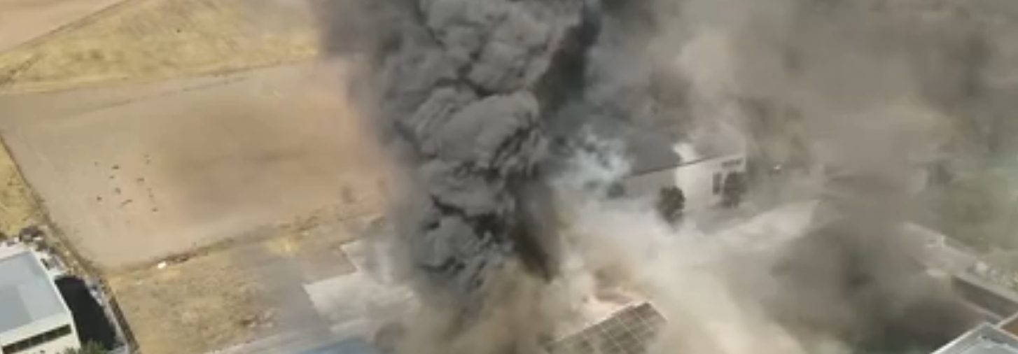 Fuego en Fuente el Saz: un plató de televisión y sus oficinas quedan reducidos a cenizas