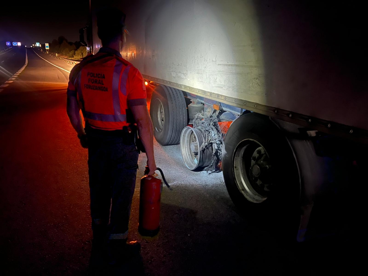 La Policía Foral evita una tragedia en la A-68 al interceptar a tiempo un camión en llamas