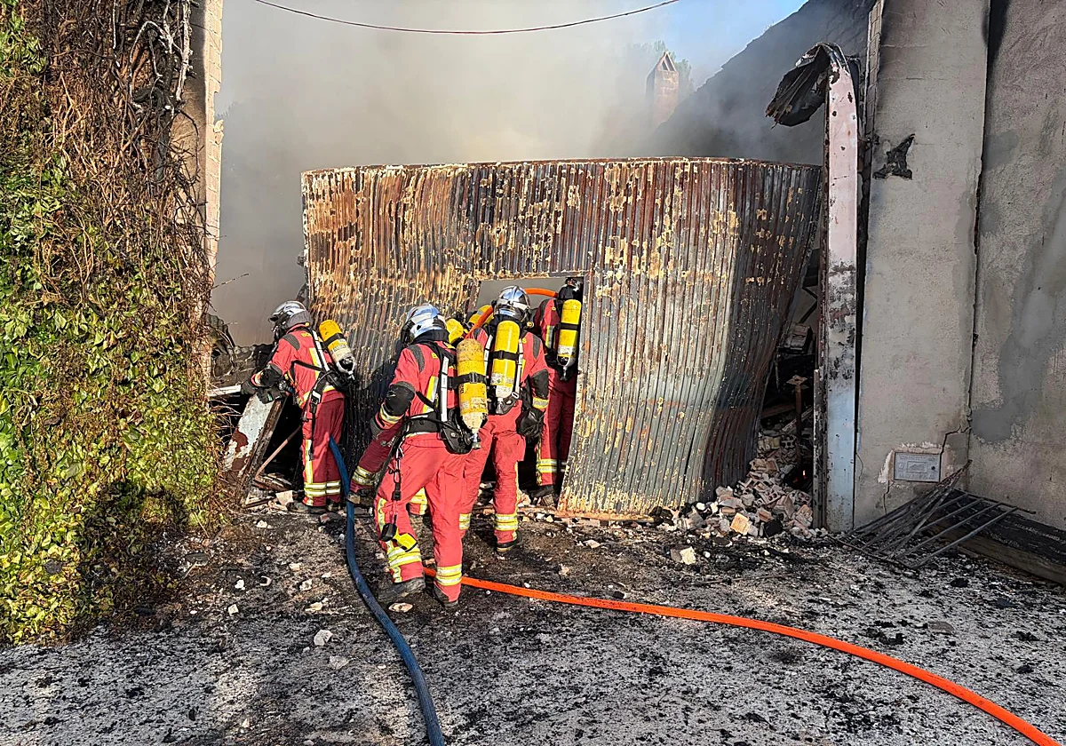 Lee la noticia completa sobre el devastador incendio que calcinó una nave en Campillo de Arenas y movilizó a los bomberos de Jaén.