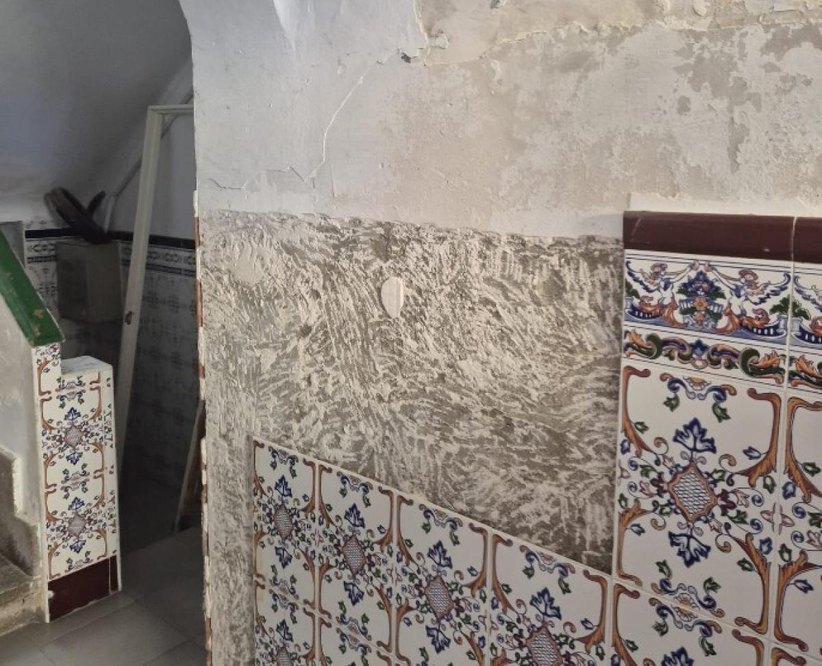 Denuncian la inacción municipal ante el deterioro del inmueble de Lacave 9