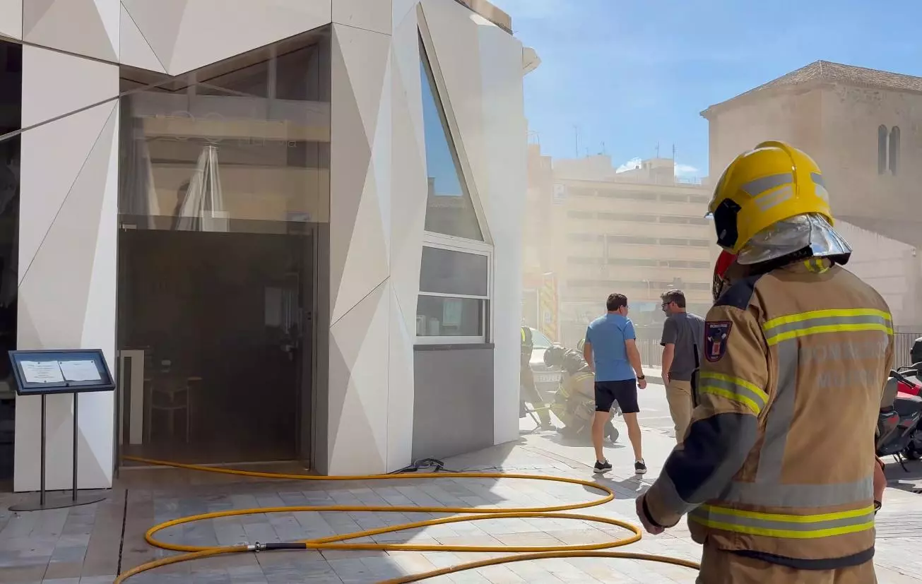 Tres camiones de bomberos extinguen un fuego en un establecimiento de la Gran Vía murciana