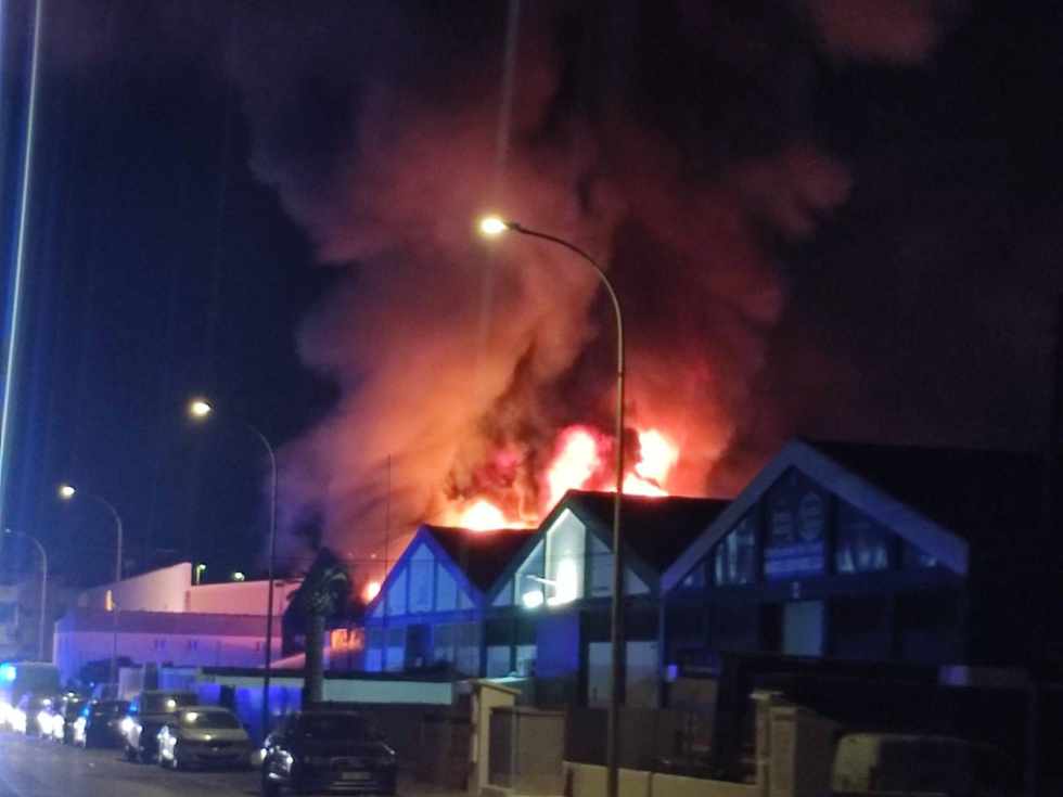 Incendio en una nave de neumáticos del polígono Salinas de San José, en El Puerto de Santa María, deja graves daños materiales sin heridos.