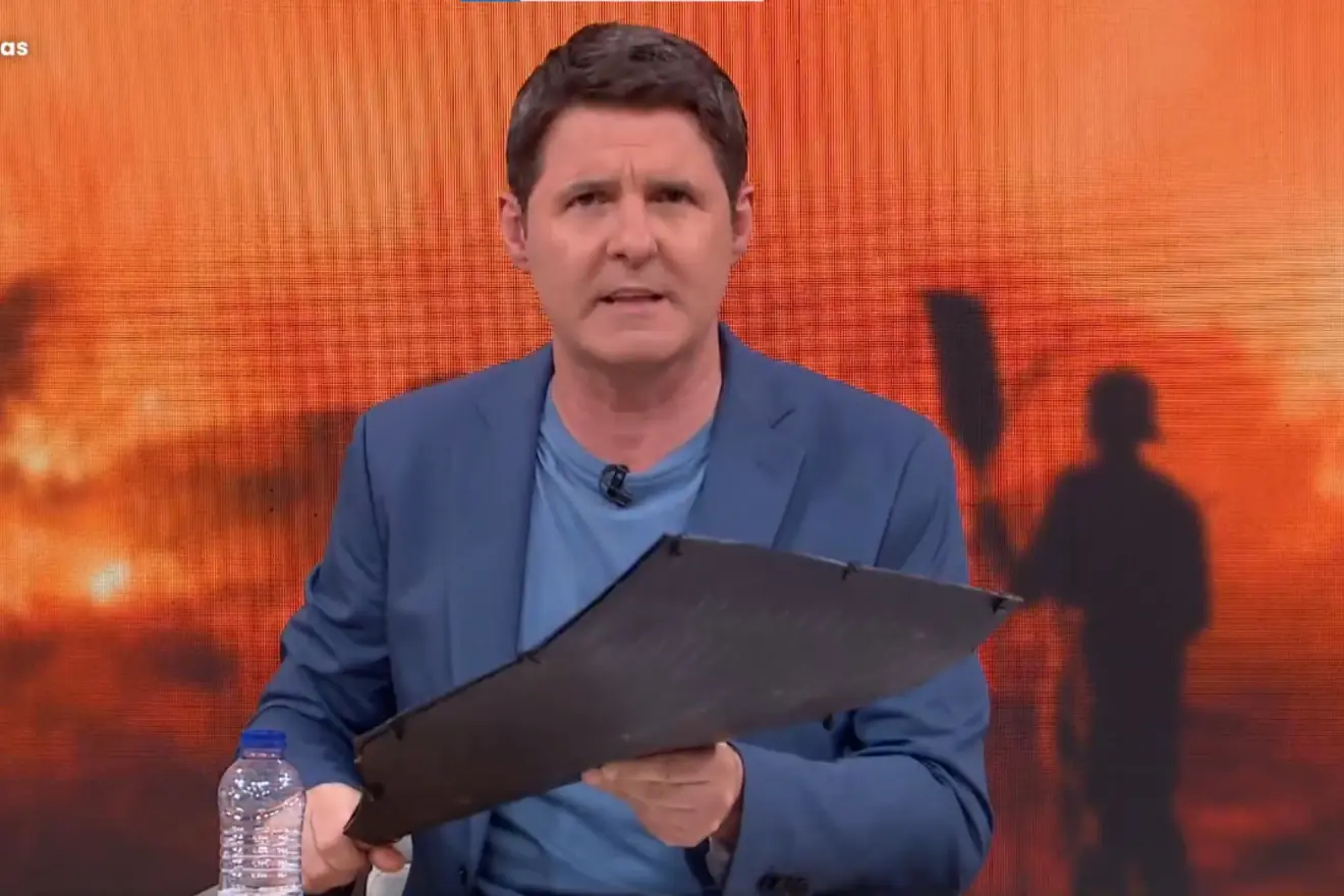 Cintora sorprende en 'Malas lenguas' al plató con un batefuegos para exigir más medios contra el fuego. Jesús Cintora vuelve a poner el foco en la falta de medios ante los incendios.
