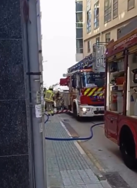 Un fuego en una sartén obliga a desalojar un piso en A Coruña sin dejar heridos. El fuego se originó en la cocina