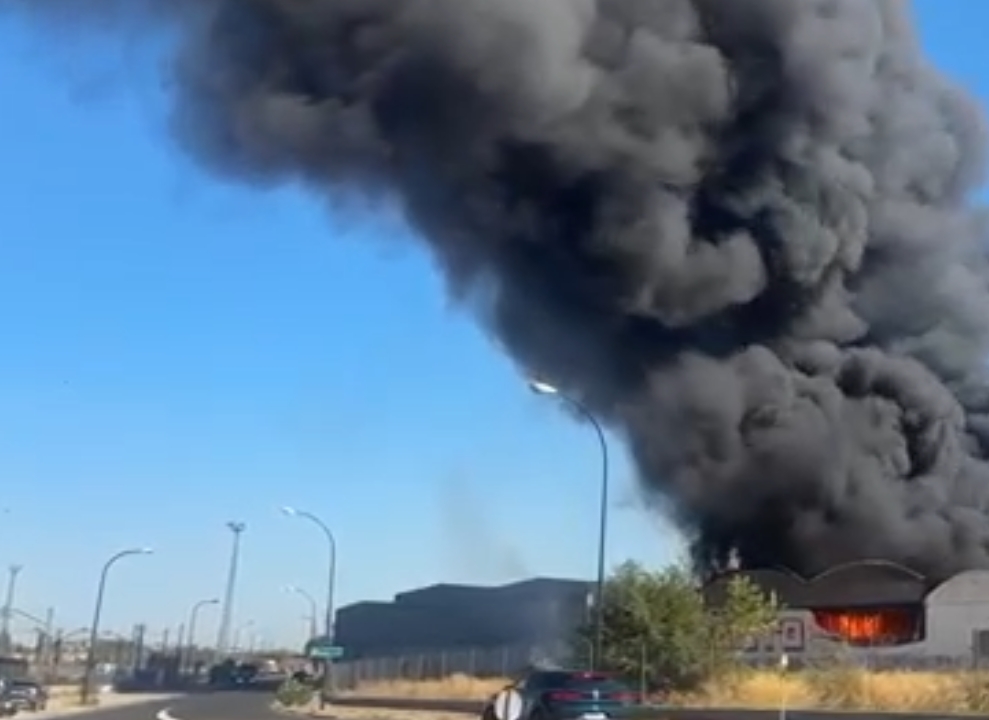 Los bomberos logran estabilizar el incendio de una nave en Zaragoza