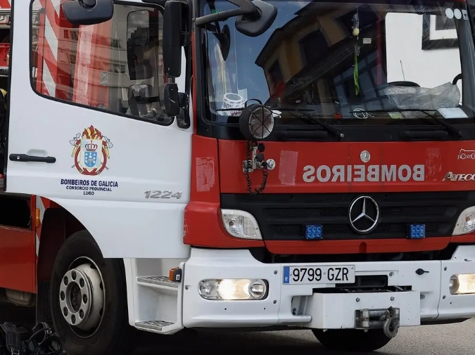 Un incendio en el cuadro de contadores de un edificio de Foz provoca daños eléctricos y deja sin luz a los vecinos.