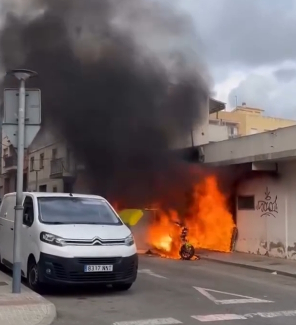 Momento de tensión en Bonavista: Un incendio de gran intensidad obliga a mantener la alerta vecinal tras calcinar un vehículo.