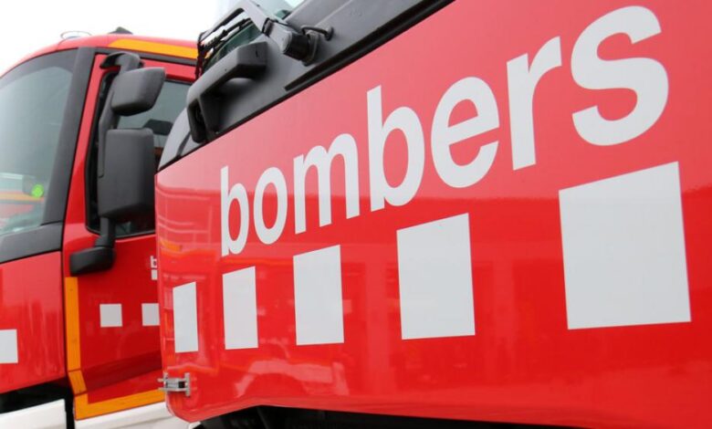 Bombers, Policía Local y SEM se movilizan por el incendio en una cocina de Lloret. El fuego afectó a una campana extractora