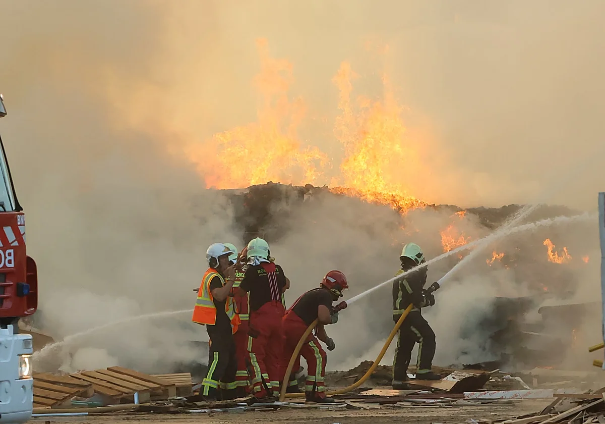 Alarma en Alcalá de Guadaíra por un voraz incendio en el Polígono La Red