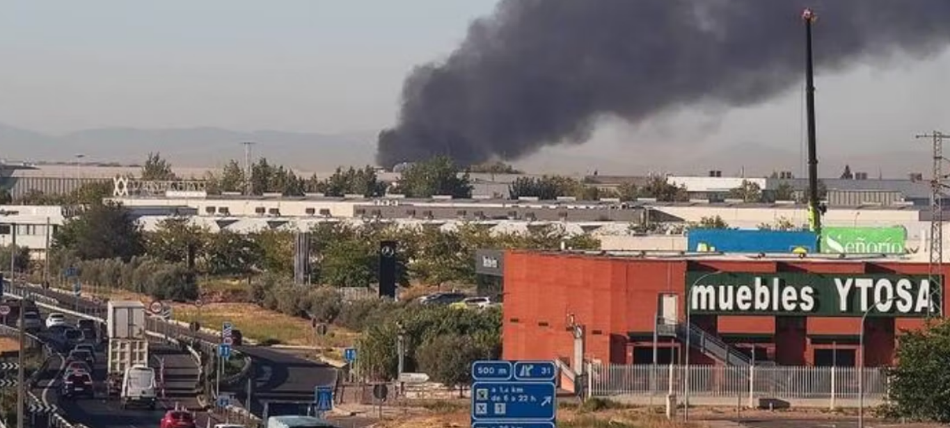 Incendio en Illescas: Arde una nave en desuso acumulada de residuos y basura